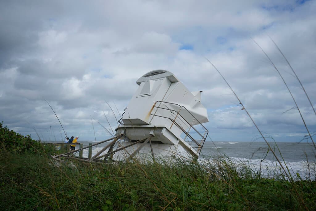 Nicole tocó tierra en Vero Beach alrededor de las 3:00 am, aunque se debilitó tras el contacto con la costa de Florida.