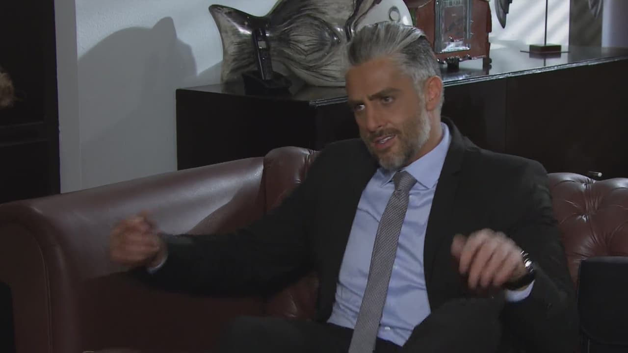 Está al tanto de todos sus problemas legales y personales.