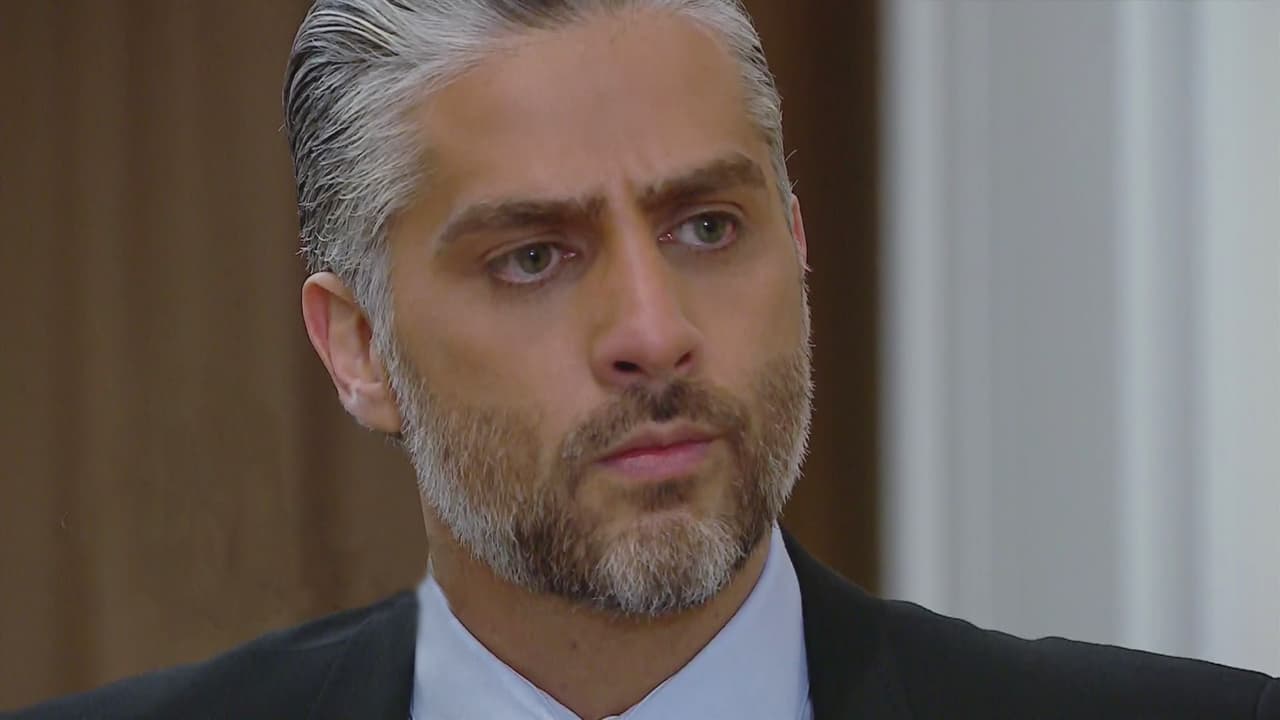 Es la mano derecha de Arturo, además de ser su amigo y confidente.