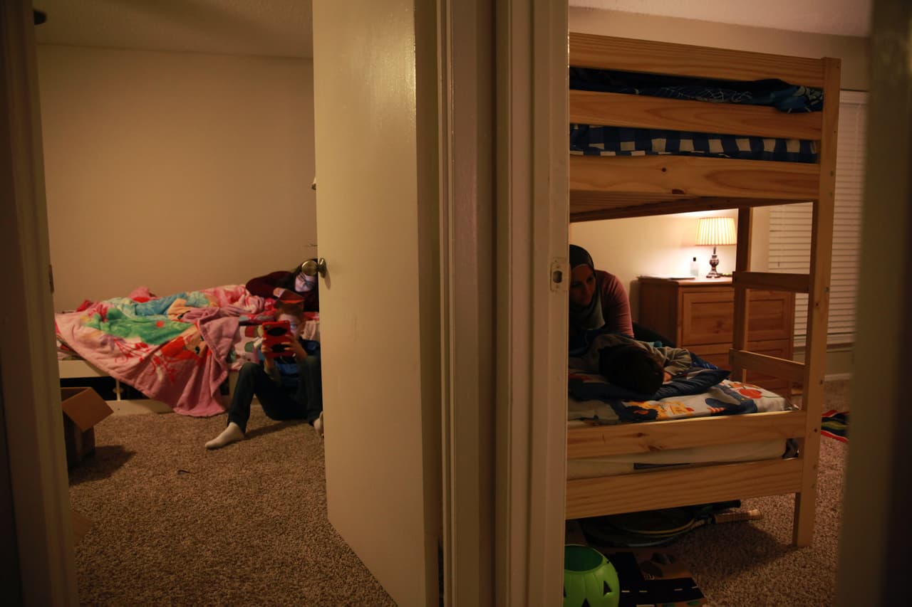 La placidez del apartamento en el que residen no refleja la crudeza de su pasado reciente no del periplo que afrontaron para llegar hasta allí.