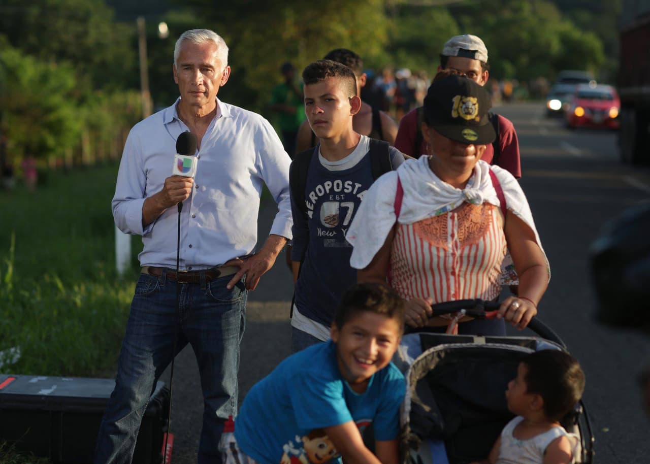 "Nos ven como animales y no lo somos": Jorge Ramos viaja a México a encontrarse con la caravana