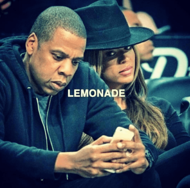 Cuando estás viendo el celular de tu pareja...