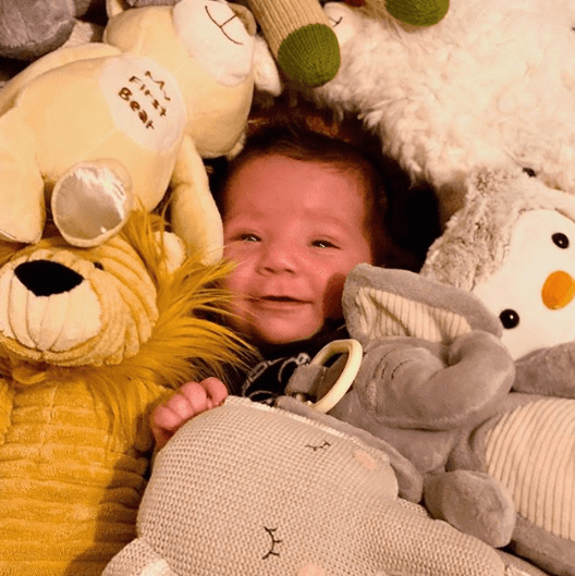 Imagen que se sumó a una más que arrancó suspiros en redes sociales y en la que pedía "encontrar al oso de peluche".