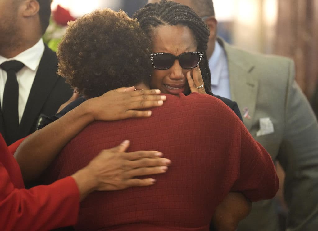 El miércoles, Erica Lee, hija de la congresista, recibió el abrazo solidario de la concejal de Houston, Tiffany D. Thomas.