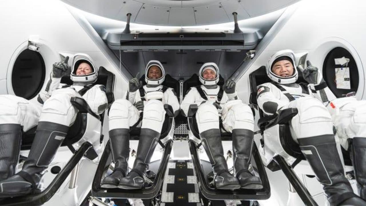 El astronauta entrena con traje espacial en instalaciones de la NASA, como parte de la preparación intensiva para enfrentar las exigencias físicas y técnicas del viaje lunar.