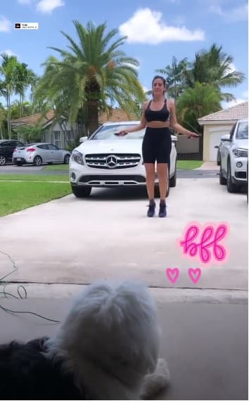 El ejercicio al aire libre no faltó en los días de descanso de nuestros conductores, y así vimos ponerse en forma a nuestra Jessi con su perrita Luna como espectadora.