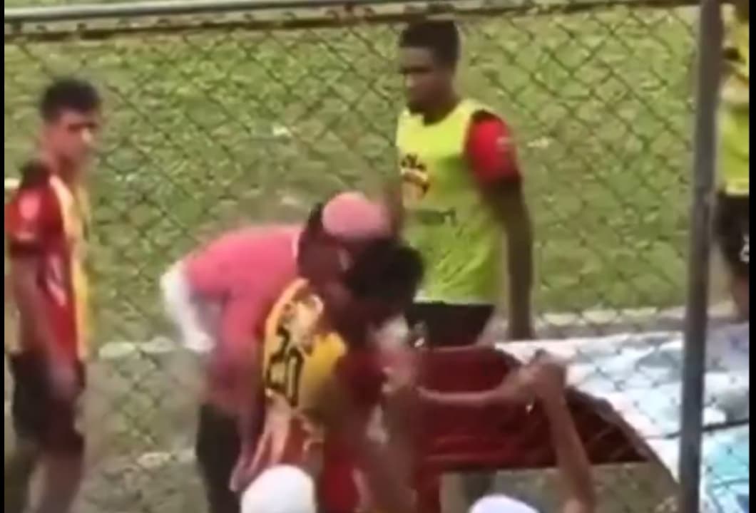 ¡Técnico pierde la cabeza y agrede a su propio jugador!