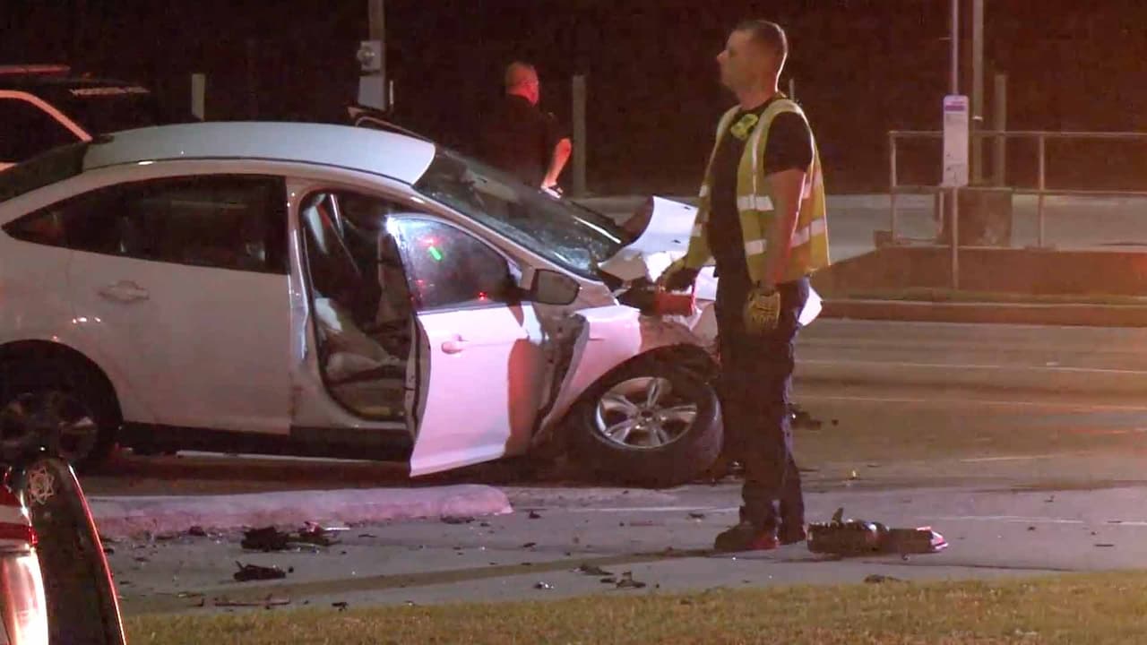 La conductora de un automóvil blanco fue transportada a un hospital local con heridas serias, pero que no amenazan su vida, señaló el portavoz.