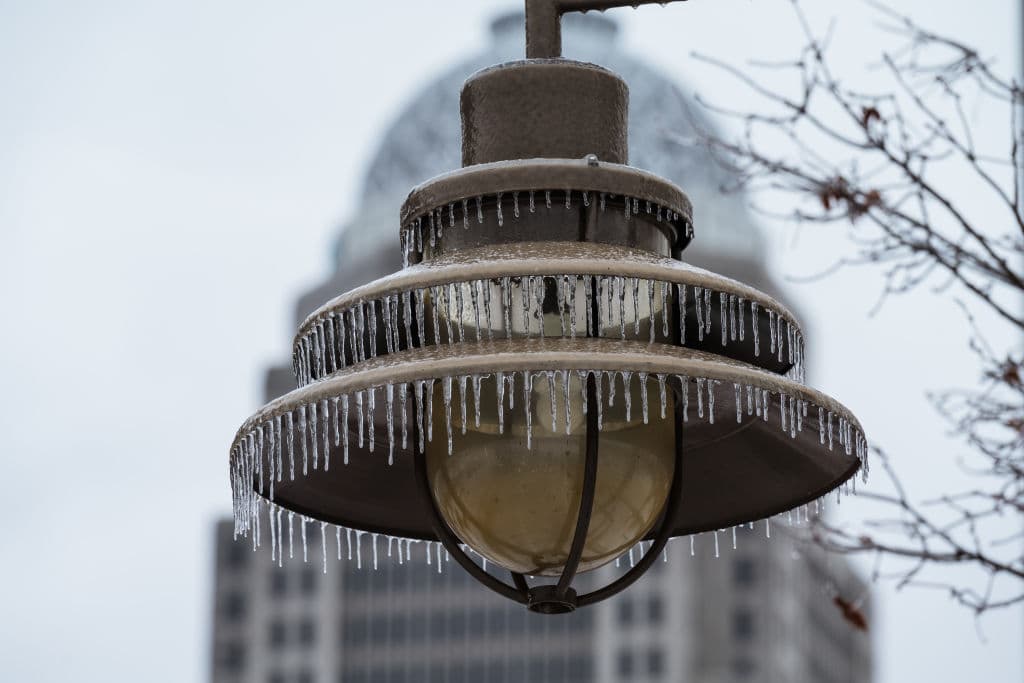 Una lámpara cubierta de hielo se ve antes del edificio Mercer en Louisville, Kentucky. La región recibió una lluvia de aguanieve y nieve en los últimos días. El Servicio Meteorológico Nacional ha atribuido el clima disruptivo generalizado a 
<b>un fenómeno de vórtice polar</b>.