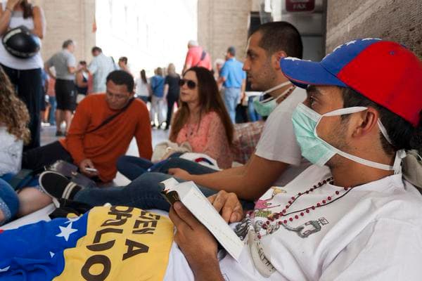 El opositor Martín Paz, junto a su compañero José Vicente García, concejales de la ciudad de San Cristobal, llevan cuatro días en huelga de hambre frente al Vaticano para pedir la mediación del papa Francisco para que el gobierno venezolano libere a los presos políticos del País.