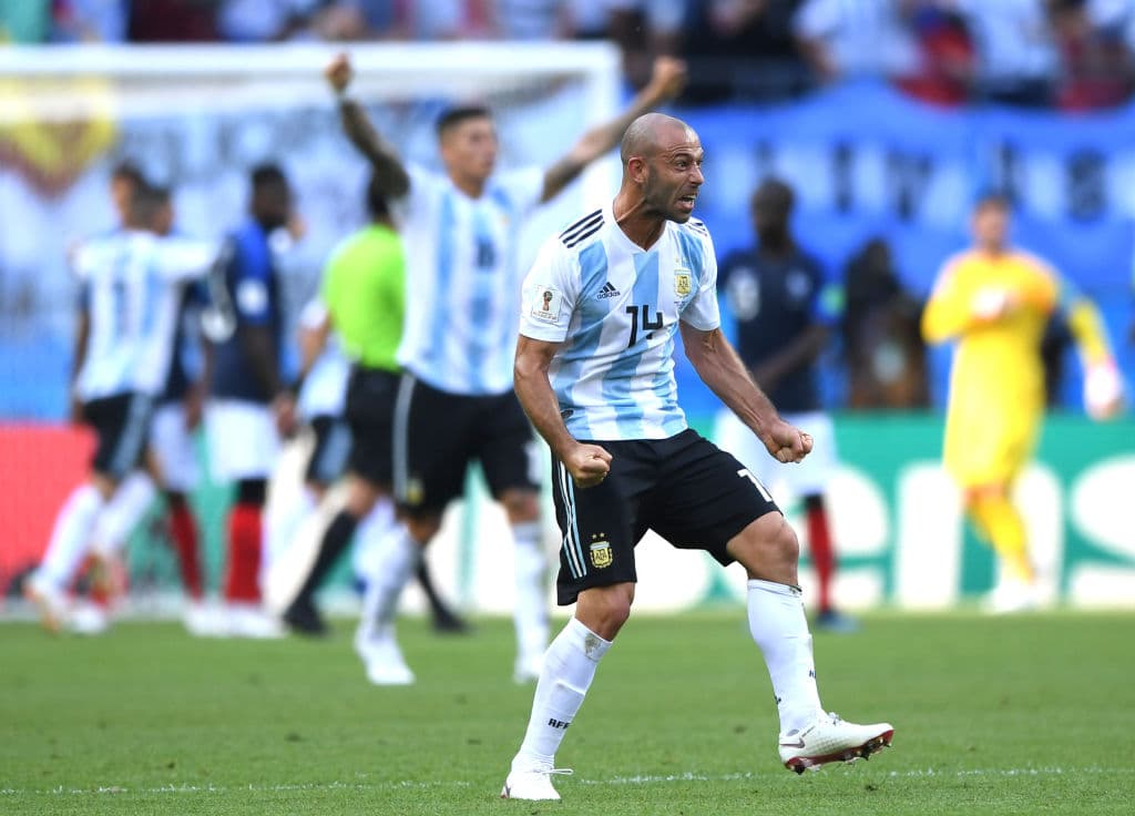 El exfutbolista argentino se despidió del balón con una vitrina llena de títulos ya que conquistó 21 trofeos a nivel de clubes.