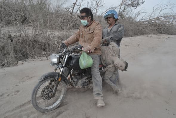 Son repetidas las erupciones de lava, rocas y ceniza.