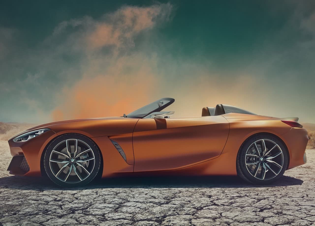 "El BMW Concept Z4 es esencialmente 
<b>una máquina para manejar</b>", dijo Adrian van Hooydonk, vice presidente senior de diseño del BMW Group . "Al reducir el auto a su esencia permitimos al conductor experimentar directamente todos los ingredientes de la conducción. Es libertad total sobre ruedas".