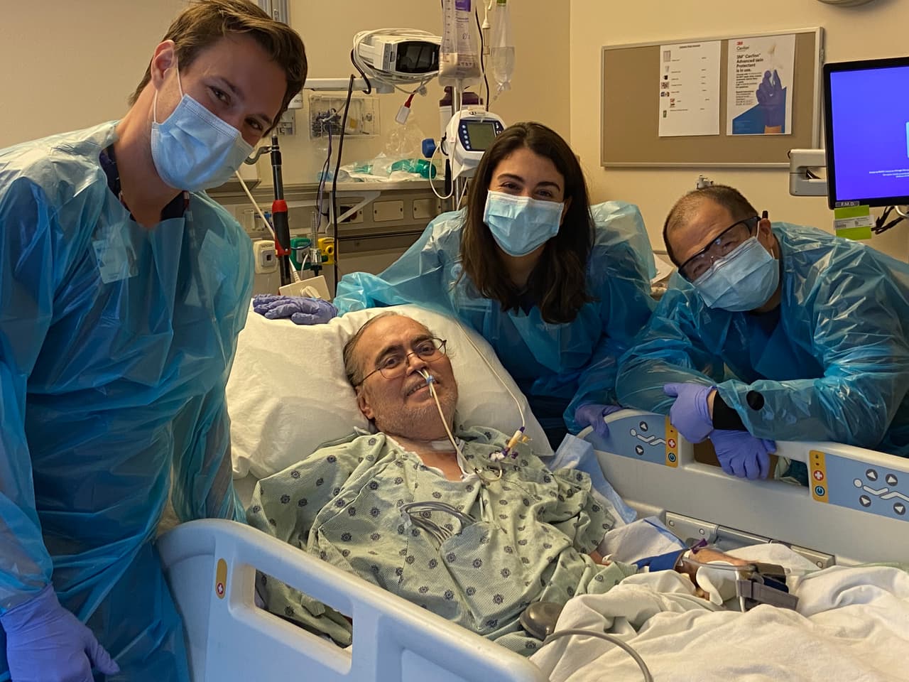 El Día de Acción de Gracias (26 de noviembre), Roberto fue sometido al procedimiento, convirtiéndose en el octavo superviviente de covid-19 en recibir un trasplante de doble pulmón en el Northwestern Memorial Hospital.