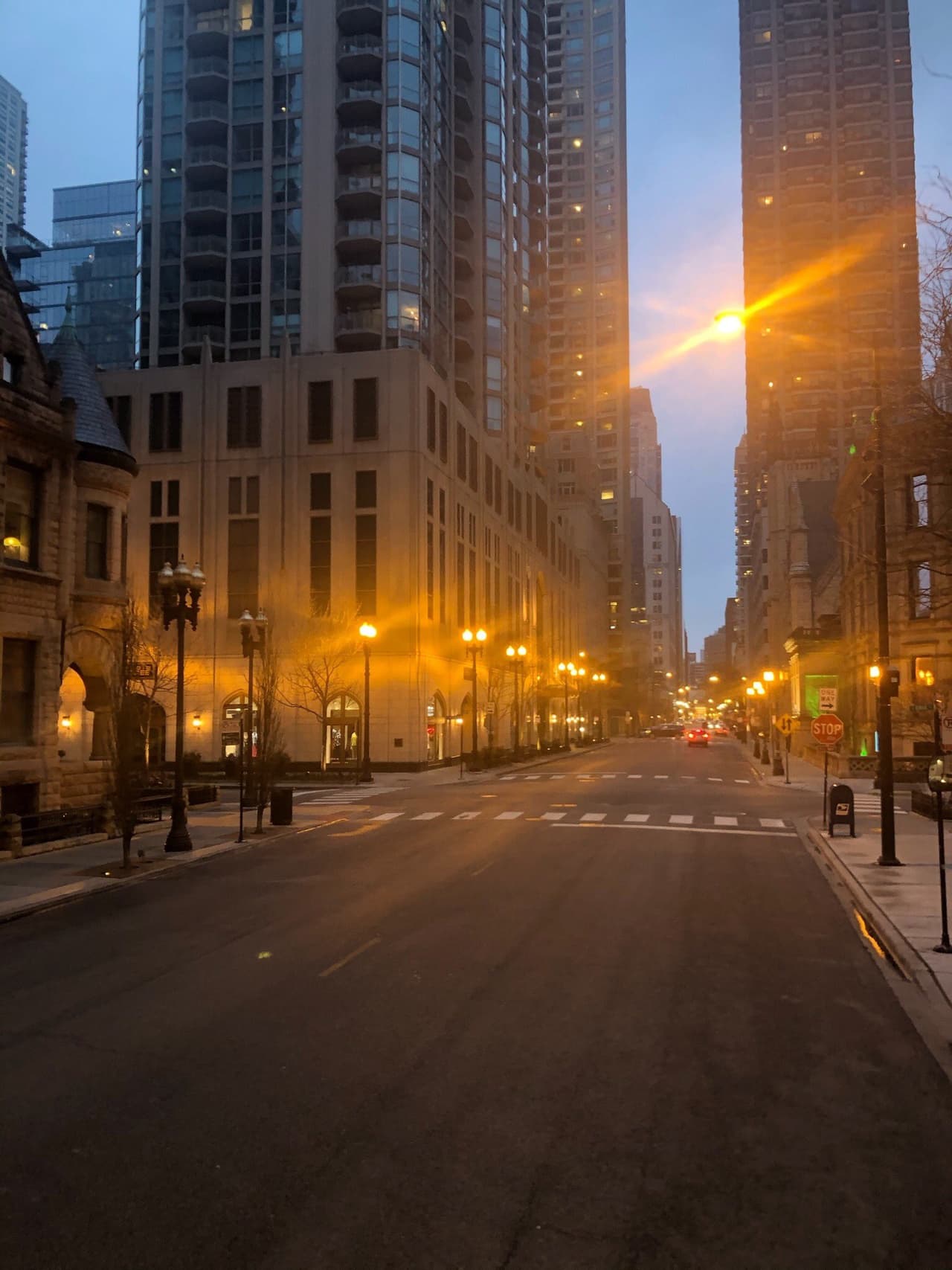 El número de casos de 
<a href="https://www.univision.com/local/chicago-wgbo/anuncian-3-muertes-mas-a-resultado-del-coronavirus-422-casos-en-todo-illinois" target="_blank">COVID-19</a> que se informan está aumentando rápidamente, en parte debido al aumento en las pruebas realizadas por laboratorios comerciales y hospitalarios. Debido a que las pruebas están cada vez más disponibles en estos laboratorios, IDPH priorizará las pruebas para nuestras poblaciones más vulnerables, como las que trabajan o viven en hogares de ancianos y otras instalaciones congregadas.