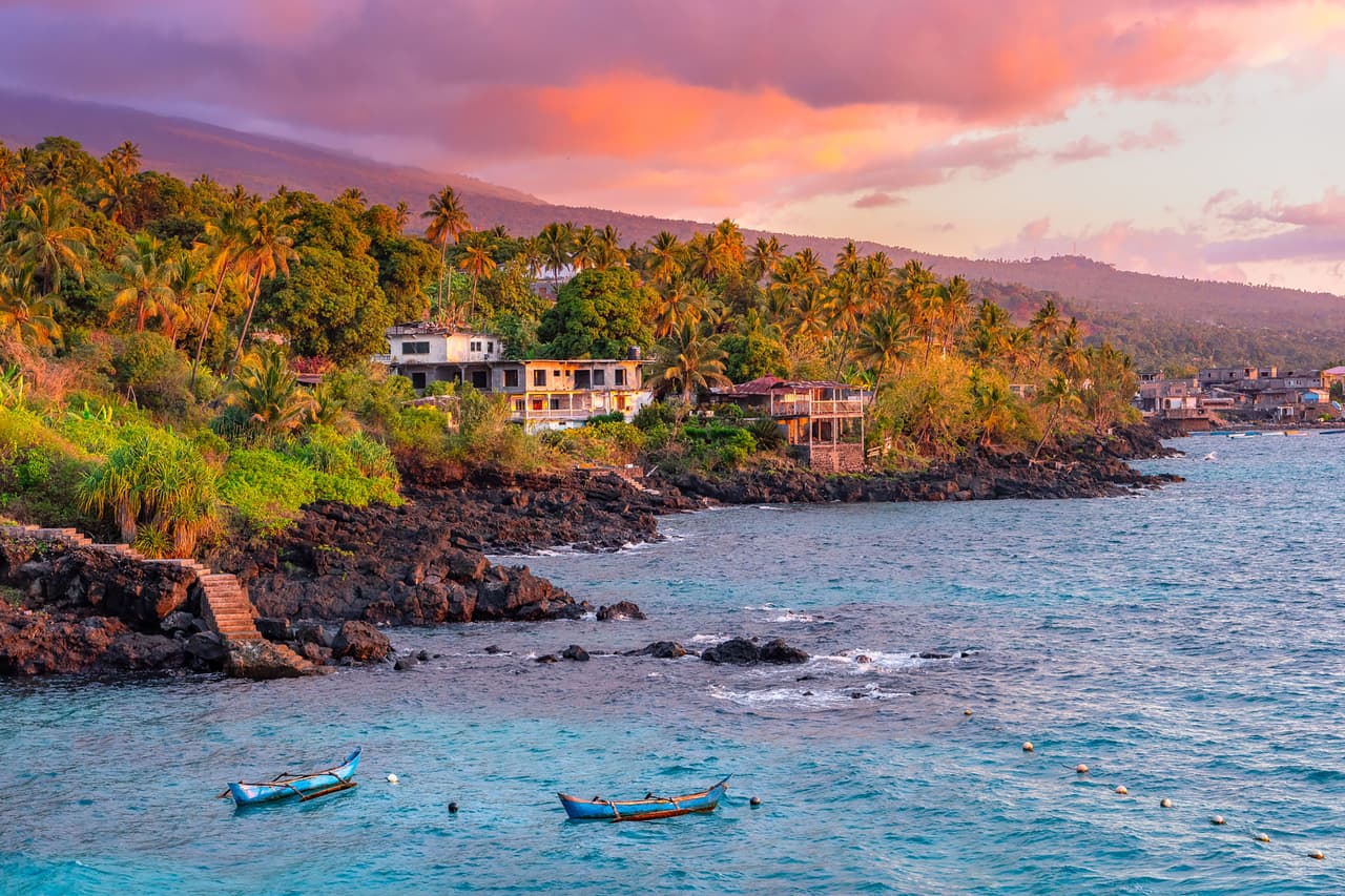 <b>Puesto 10. Comoros</b>
<br>
<br>
<b>Índice de belleza natural: 6.22 puntos.</b>
<br>
<br>
<b>Superficie terrestre: 1,861 km2.</b>
<br>
<br>
<b>Áreas Protegidas: 483.61 por cada 100,000 km2.</b>
<br>
<br>Este pequeño archipiélago al este de África se destaca por su gran línea costera, donde se encuentran más de 430 km2 de arrecifes coralinos. A pesar de su reducido tamaño tiene dos montañas de más de 1,500 metros y un volcán.
<br>