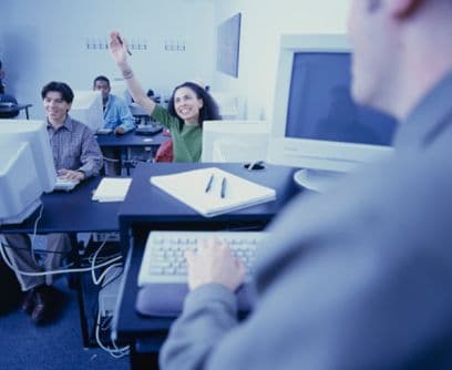 Aunque puede parecer obvio, ir a clases y participar es la mejor manera de prepararse para un examen. En el aula de clase se puede revisar el contenido, aclarar dudas y saber lo que se puede esperar de la evalución final. Algunas veces resulta tedioso, pero es una herramienta que no se puede pasar por alto.