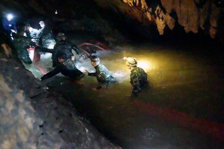Buzo de rescate muere durante operación para recuperar a los niños en la cueva de Tailandia