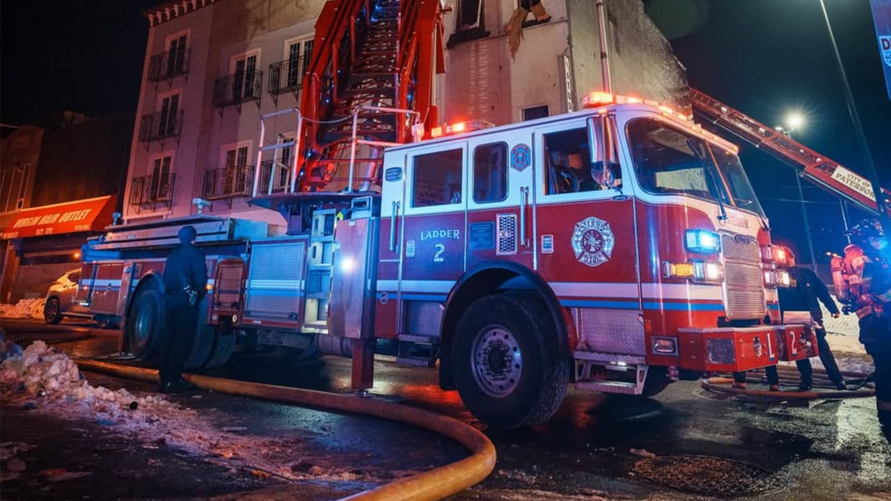 Hombre se atrinchera tras apuñalar a su padre e incendiar casa en Paterson