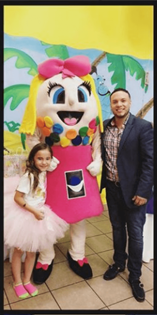 Según Galván, el padre de Kaitlyn (10 años) y Victoria
<b>,</b> les había dicho que no podría verlas en el marco del cumpleaños porque "ese pedazo de mierda", como lo describió, estaba trabajando.