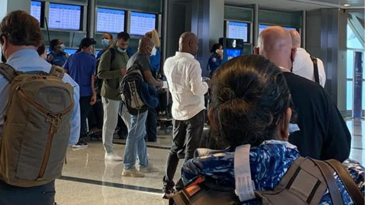 Después de varios minutos, las autoridades verificaron que la maleta no contenía explosivos y solo había sido desatendida.