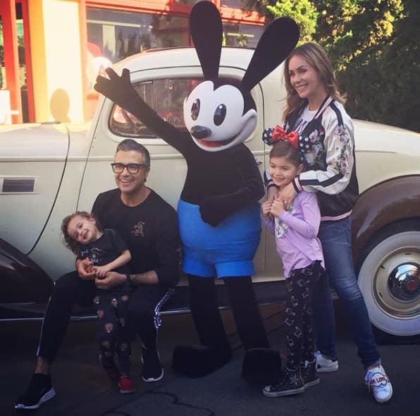 Jaime Camil vive en Los Ángeles, California, con su familia y, aunque sus hijos hablan más el inglés, ha tratado de que el español también se hable en casa.