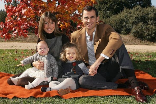 La princesa de Leonor acaba de ser nombrada princesa de Asturias y es la segunda en la línea de sucesión a la corona española.Actualmente estudia en un colegio muy cerca de sus padres, pero al igual que su padre el rey Felipe VI recibirá amplia formación militar y profesional.Sólo tiene ocho años, pero ella sabe su papel y demuestra su formación real en cada evento al que asiste. Toma clases de mandarín, ballet y practicar deporte.