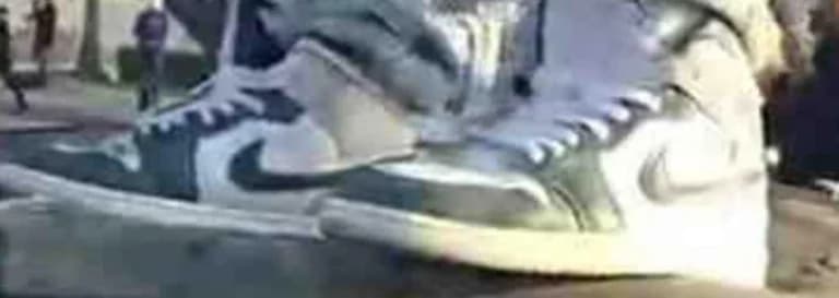 El FBI indicó que 
<b>se debe considerar al hombre “armado y peligroso”</b>. Si tiene información, puede llamar al FBI al 1-800-225-5324. 
<br>
<br>En esta foto compartida por el FBI se ve un par de 
<b>Nike Air Jordan</b> usados por el sospechoso.