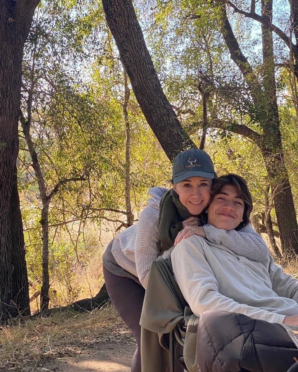 La adopción se dio entre una serie de dimes y diretes, pues otra familia reclamaba la custodia del niño. Actualmente, el joven ya incursiona en el mundo de la actuación.