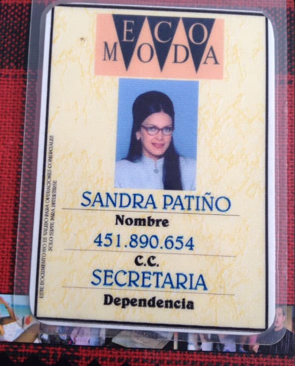 Este era el gafete de la empresa.