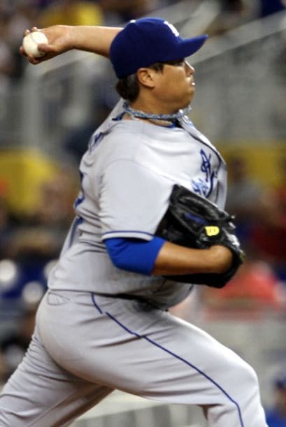 El pitcher de los Miami Marlins, José Fernández, se robó el show durante el esperado juego contra los muy calientes Los Angeles Dodgers, al dejar al jardinero Yasiel Puig 0-3 con un ponche y venciendo a los indomables Dodgers 6-2. Puig tuvo un fin de semana alegre, compartiendo con Lebron James y se paseó por el estadio de los Marlins ante 27,127 fanáticos, el tercer número mayor de asistentes en la temporada, pero terminó 0-5 con dos ponches. Fernández y Puig, ambos cubanos desertores, ambos novatos, en equipos distintos, podrían estar disputando el título del Novato del Año de las Grandes Ligas. Entra y Vota aquí por el mejor de los dos.