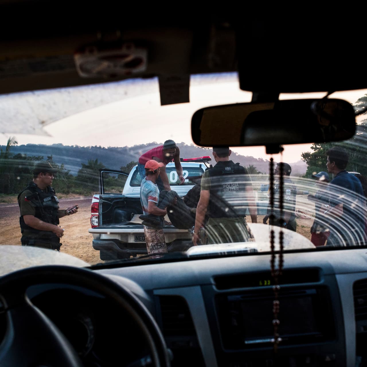 La policía carga el cuerpo de un buscador de oro o "garimpeiro" en una camioneta, después de que este sufiera un accidente rabajando en el río Tapajos. La extracción de oro de manera artesanal pese a ser ilegal es una de las mayores industrias en muchos de los ríos del Amazonas.