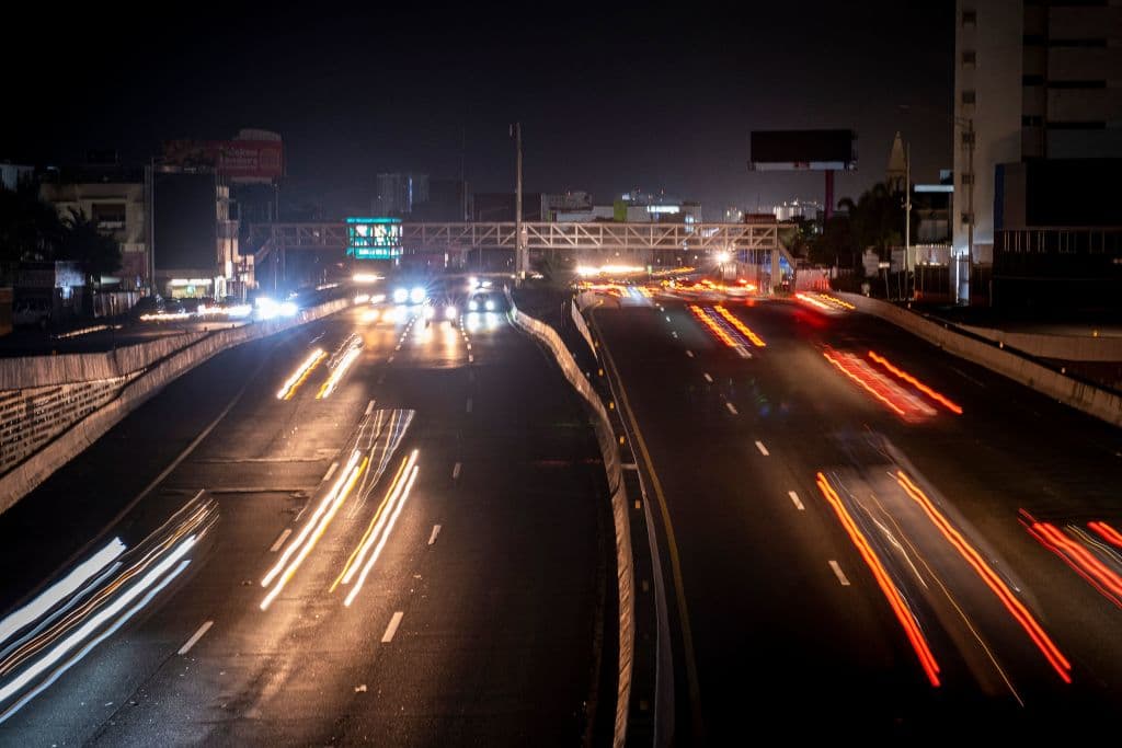 Miles de usuarios en Puerto Rico se quedan sin electricidad tras un incendio en planta generadora