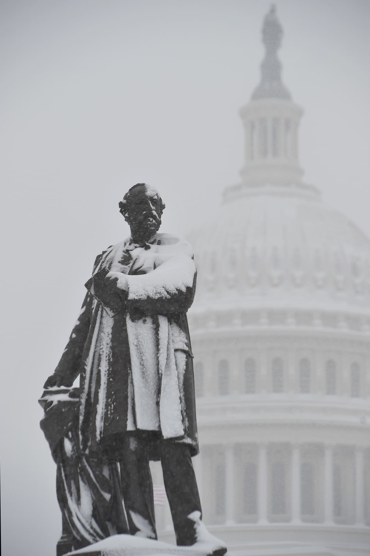 Alexander Graham Bell tuvo que ir con urgencia a la Casa Blanca en la presidencia de James A. Garfield (1831–1881). Con la ayuda de un detector de metales que inventó, buscó la bala que le disparó
<a href="https://en.wikipedia.org/wiki/Charles_J._Guiteau">Charles J. Guiteau</a>, un abogado de la facción de los Stalwarts al que le negó una reunión en los primeros meses de su mandato. Su presidencia duró sólo seis meses, los cuatro primeros armando su gabinete y los dos últimos tratando de recuperarse del atentado. La bala nunca apareció y Guiteau fue ejecutado. Esta estatua en su honor, cubierta de nieve en la fotografía, está en frente del Capitolio, en Washington.
