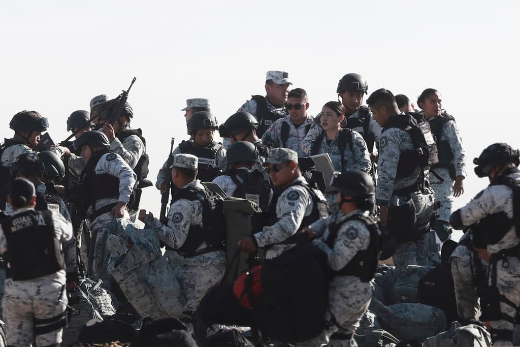 Muertes, campos minados y fosas clandestinas: las dudas sobre el impacto del despliegue militar mexicano contra el tráfico de fentanilo a EEUU