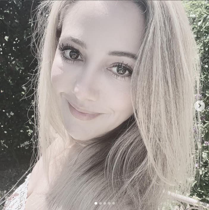 Ese día, la también compositora detalló que la relación con su media hermana es buena. 
<br>