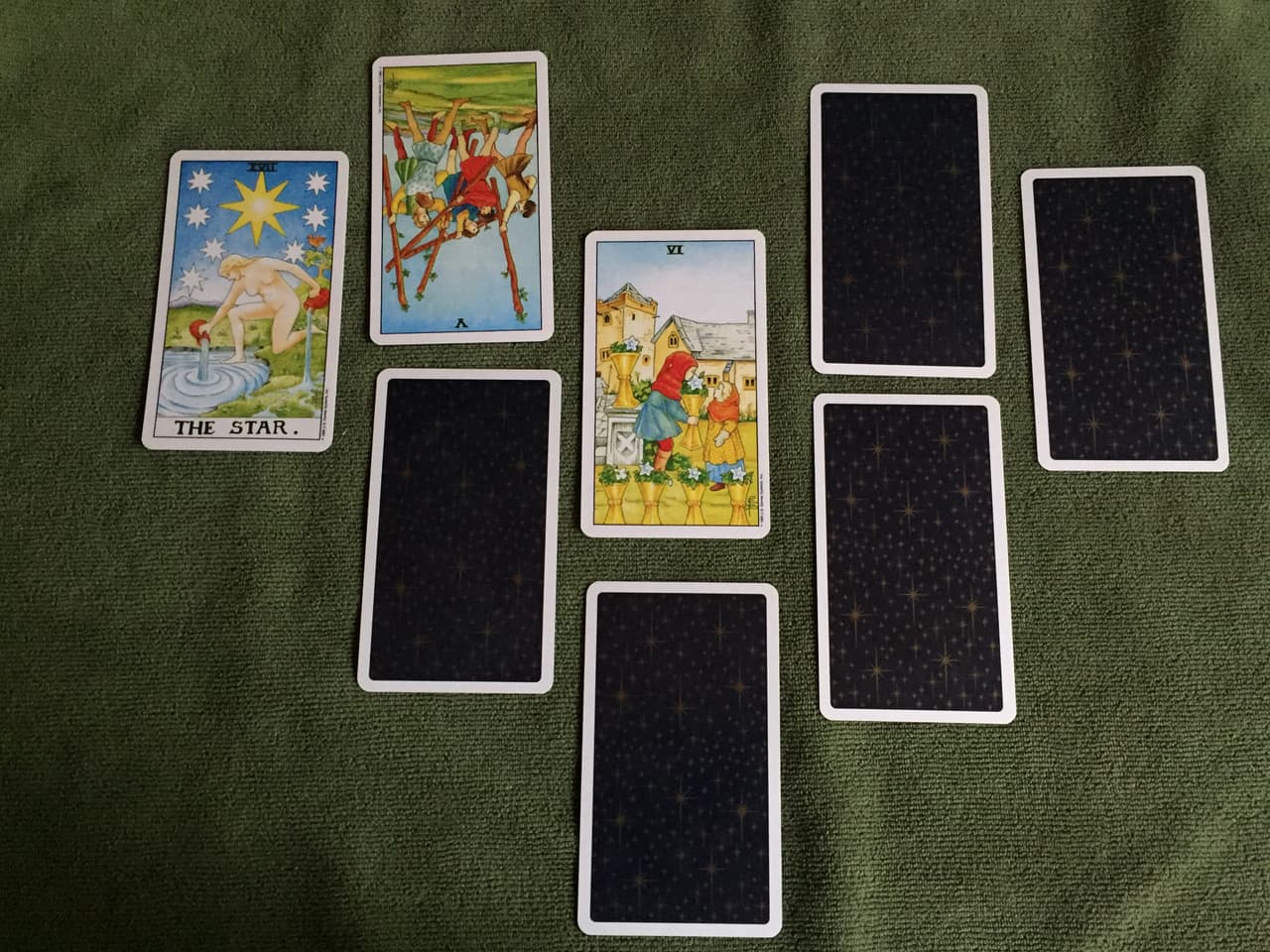 <b>Carta 3: </b>La de la extrema izquierda es una carta que nos indica cómo es que la persona se está reflejando o 'vendiendo' ante el exterior. Cómo lo ven los demás y qué percepciones tiene el exterior de él.