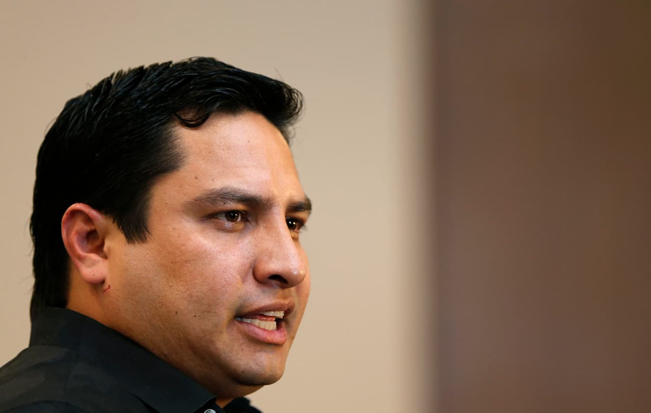 El cantante mexicano Julión Álvarez admite que sí conoce al capo Raúl Flores, pero niega su vínculo con el narco