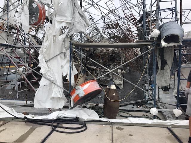 Fueron necesarios 100 bomberos para apagar el fuego que se inició en el motor de uno de los yates y luego se extendió hacia el otro barco, cuyo dueño es otra persona.