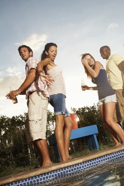 Cuidado al zambullirse. Lanzarse desde zonas bajas puede lastimar las articulaciones de los más altos.