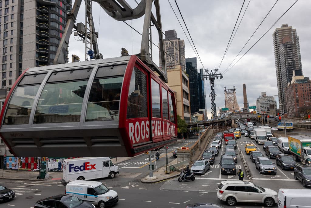 El teleférico de Roosevelt Island, una conexión aérea que une la isla con Manhattan a través del East River, se ha convertido en un atractivo turístico tan popular que los residentes están pidiendo a las autoridades acceso prioritario.