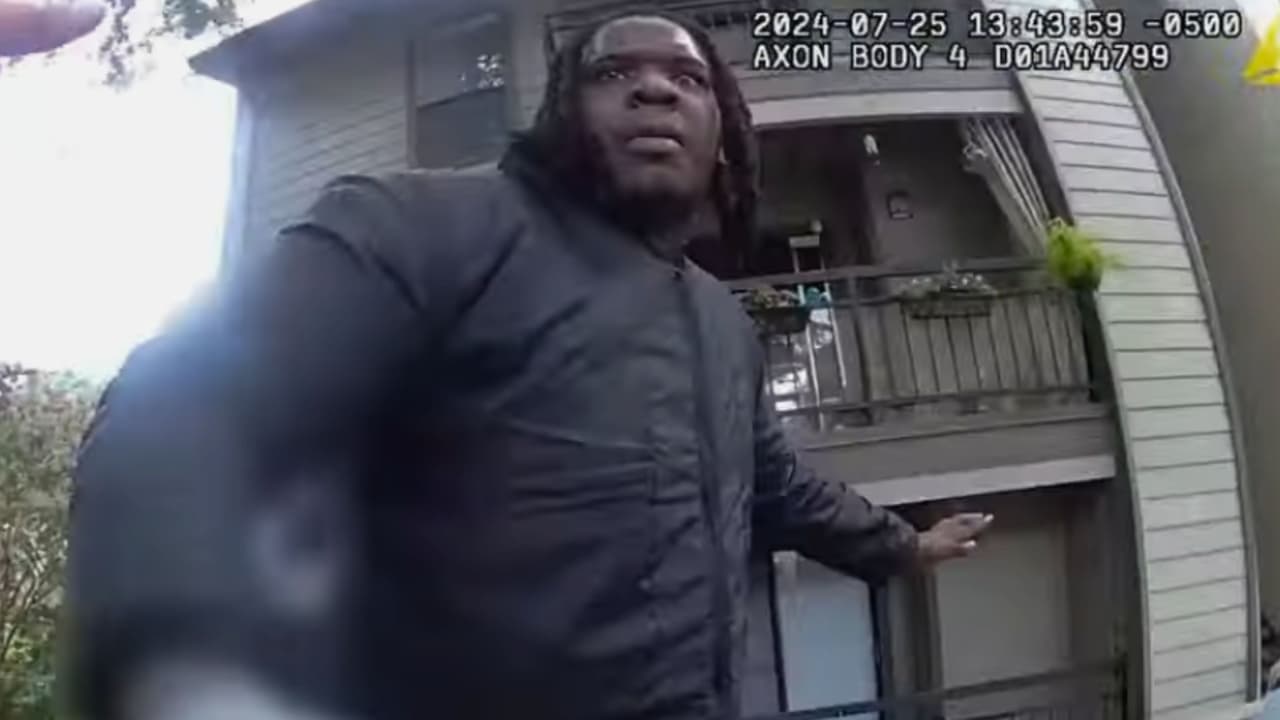 Damon Price, de 21 años, el conductor de la camioneta, 
<b>fue arrestado en el complejo de apartamentos</b>. Se quejó de dolor en el pecho y 
<b>fue trasladado a un hospital local para recibir tratamiento</b>.