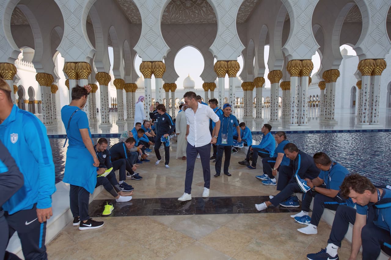 Los jugadores de Pachuca aprovecharon su presencia en Emiratos Árabes Unidos, donde se encuentran por el Mundial de Clubes, para visitar la Gran Mezquita de Abu Dhabi, previo a su partido del sábado contra Wydad Casablanca.