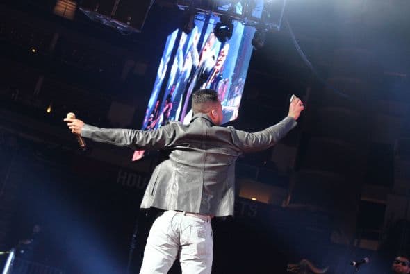 El Rey de la Bachata tuvo casa llena en el Toyota Center este miércoles, ve aquí las mejores imágenes de la noche.