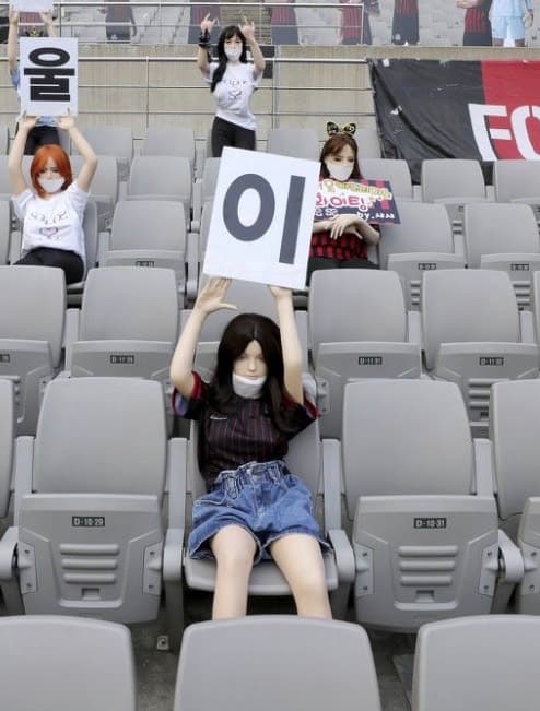 Un usuario en Twitter le hizo saber al club que los letreros que sostenían los maniquís se podían leer mensajes que referenciaban a sitios de internet con contenido sexual.