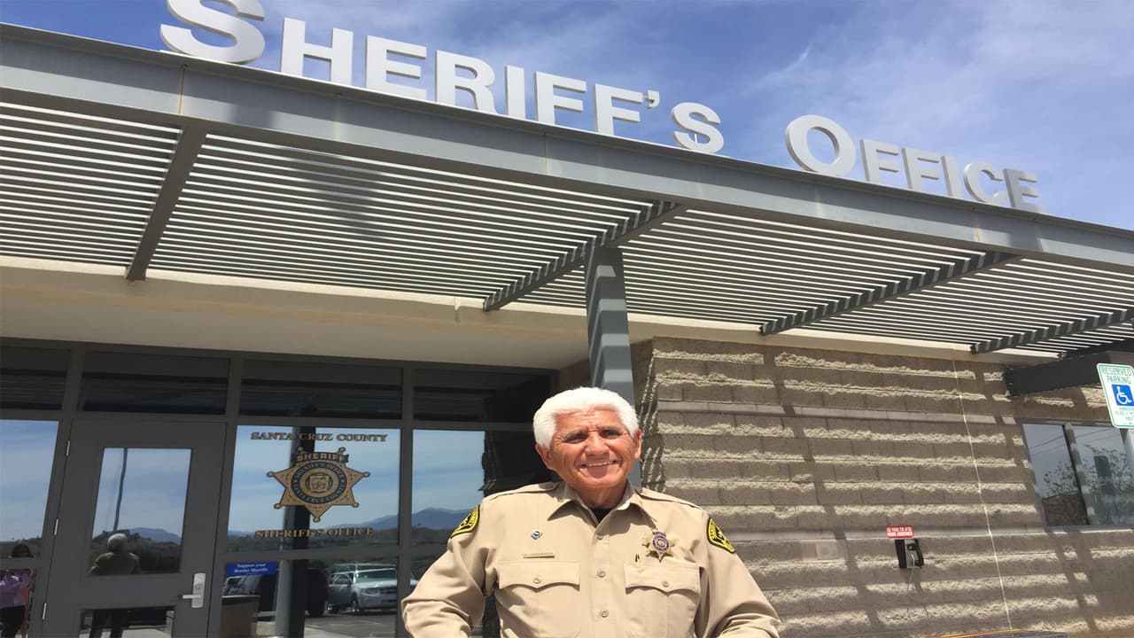 El sheriff del Condado Santa Cruz, Tony Estrada, en Nogales, Arizona.