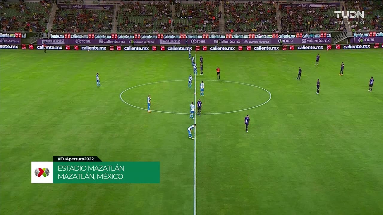 Arranca el partido y la pelota está en juego.