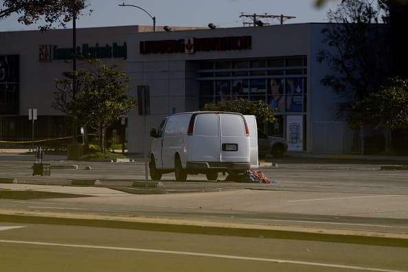 El alguacil del condado de Los Ángeles, Robert Luna, informó que gracias a que la camioneta blanca tenía
<a href="https://www.univision.com/local/los-angeles-kmex/camioneta-placa-robada-tiroteo-monterey-park">una placa robada</a>, se pudo dar con el sospechoso.
<br>