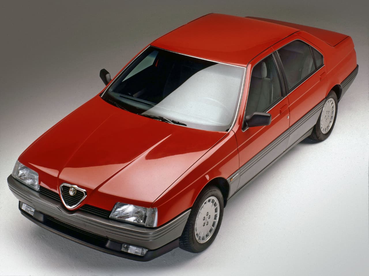 En 1987 entraba en escena Alfa Romeo 164 es un tracción delantera, diseñado por Pininfarina y fabricado en Arese.