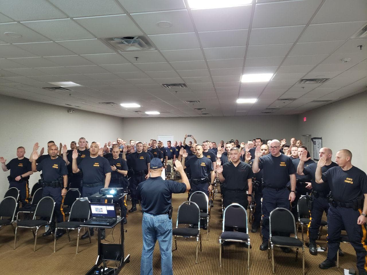 Más policías y bomberos se unen a esfuerzos de recuperación en el área sur de la Isla